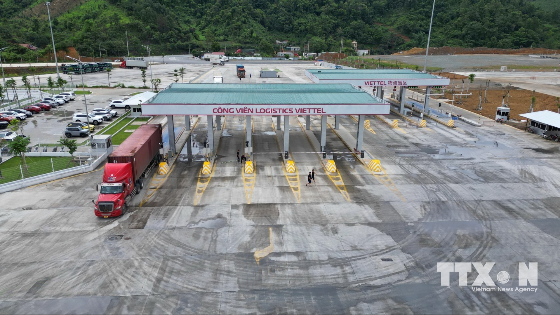 Cổng thông minh (Smart Gate), cho phép nhận diện biển số xe, mã container và sinh trắc học tài xế. Ứng dụng V-Gate hỗ trợ doanh nghiệp và lái xe đặt chỗ, theo dõi dịch vụ từ xa, tối ưu hóa thời gian và giảm chi phí quản lý. (Ảnh: Minh Quyết/TTXVN)